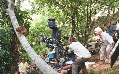 Affiche : Le Chantier invisible : dans les coulisses des films de Jean-Jacques Annaud, Fondation Jérôme Seydoux-Pathé, 20 mars