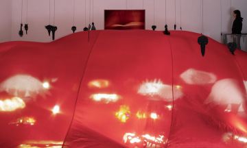 Plakát: Annette Messager: Tragikomedie, Kunsthalle Praha, 8. 10.