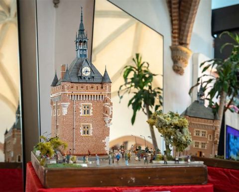 Affiche : Toulouse miniature, Centre d'art vitry, 27 oct.