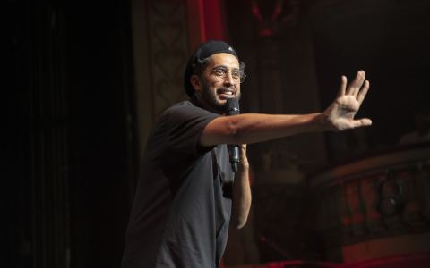 Affiche : Djamil le Shlag | Humour, Théâtre Traversière, 5 nov.