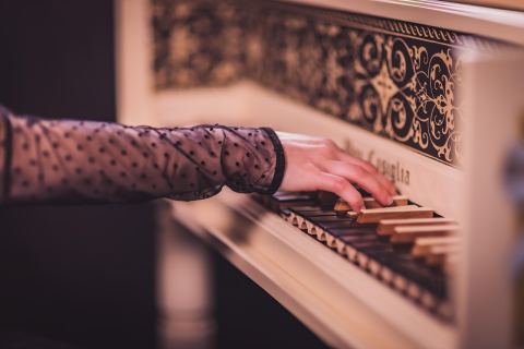 Plakát: Koncert cembalové třídy a třídy barokní příčné flétny, Učebna 210, 2. 11.