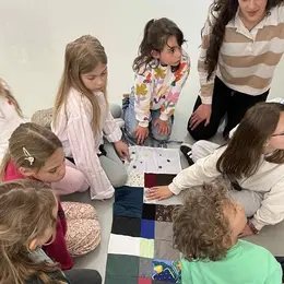 Affiche : Visite jeune public - A petits pas
