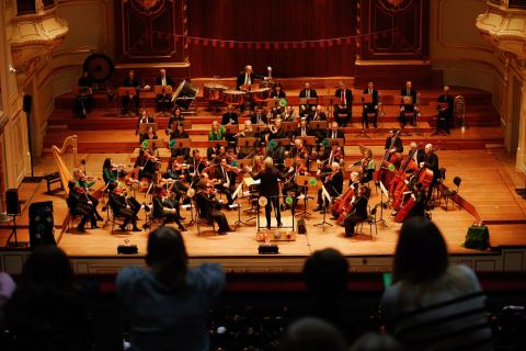 Plakat: »Juri knackt den Enigma-Code« – Kinderkonzert der Symphoniker Hamburg mit Juri Tetzlaff / ab 5 Jahren, Laeiszhalle, 15. Nov.