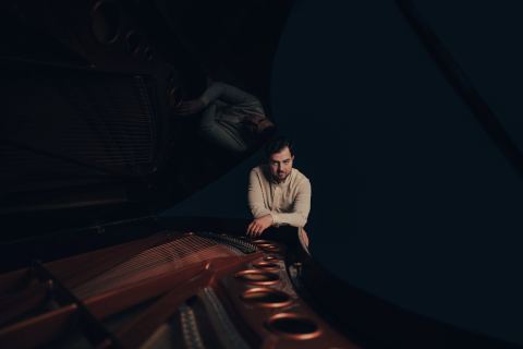 Plakat: Burak Çebi / Klavierabend – Hommage an Ludovico Einaudi, Laeiszhalle, 20. Nov.