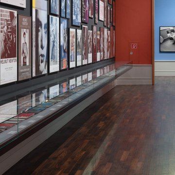 Plakat: Intermezzo. Revisiting Helmut Newton, Museum für Fotografie / Helmut Newton Stiftung, 24. Apr.