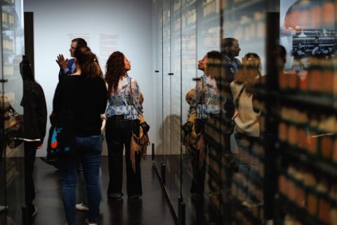 Affiche : Humanitarian, by design? Le design au cœur de l'humanitaire, Musée international de la Croix-Rouge et du Croissant-Rouge, 8 oct.