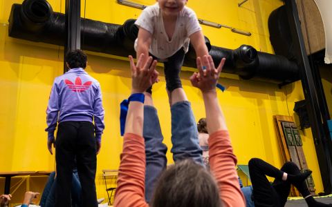 Affiche : Ateliers cirque baby-parents pour s'amuser en famille, RueWATT, 7 nov.