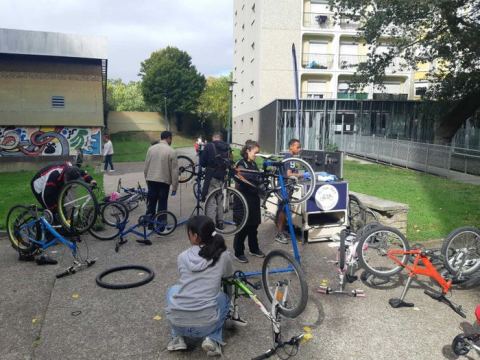 Affiche : Atelier mobile participatif d'auto-réparation de vélo, Le Crabe Rouge, 30 oct.