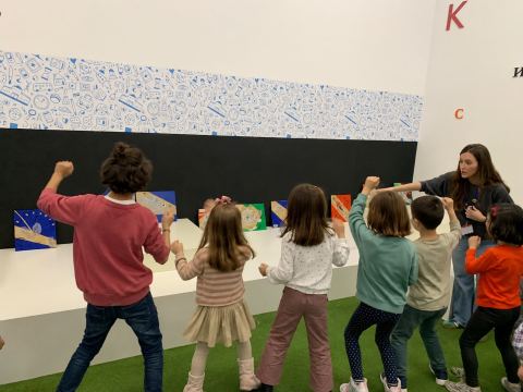 Cartel: Sábados en familia | ¡Mueve el esqueleto!, Colección del Museo Ruso / MEET (Tabacalera), 31 oct