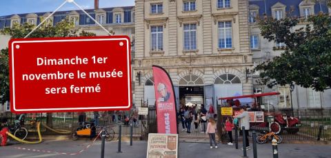 Affiche : Jour férié, fermeture du musée, 37 rue du maréchal Joffre, 1 nov.