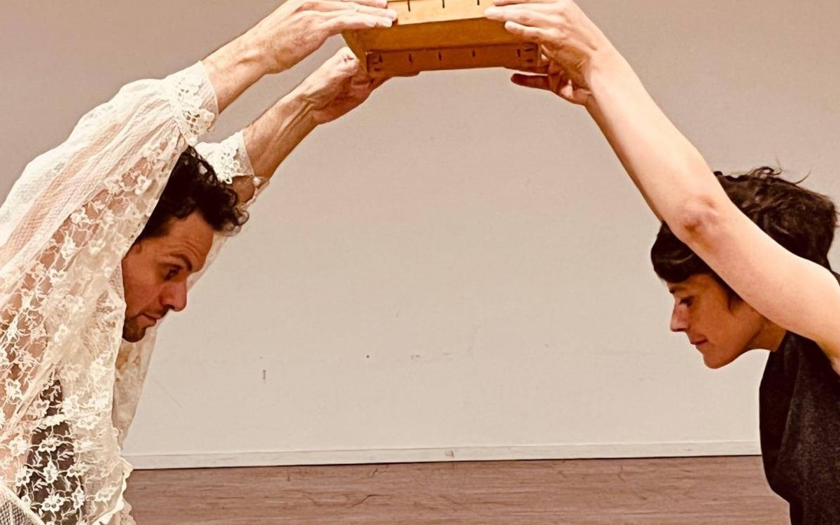 Affiche : Performance dansée et contée : À un fil
